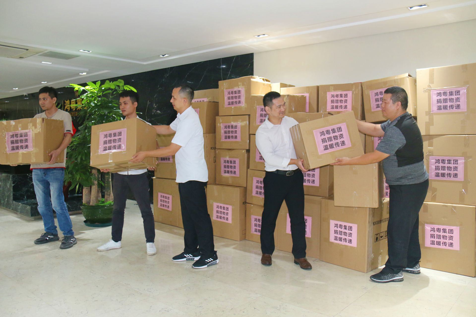 哈尔滨俊峰数字内容创作有限公司公益回顾丨家国同欢月同圆 温暖满载甘孜州(图2) 哈尔滨俊峰数字内容创作有限公司公益回顾丨家国同欢月同圆 温暖满载甘孜州(图2)